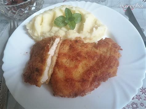 Chrumkavé kuracie rezne na plechu počas pečenia