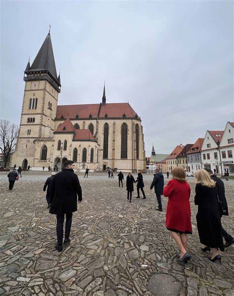 scéna dvoch postáv pri kostolnom okne - päť pentaklov
