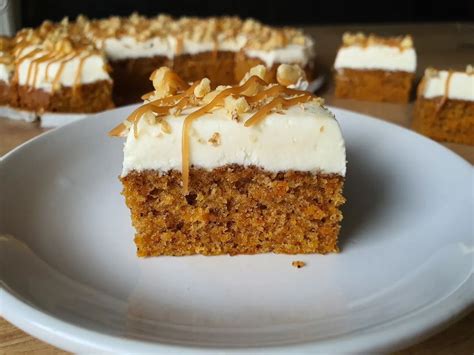 Hotový mrkvový koláč s mascarpone