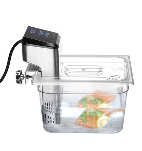 Prístroj na sous-vide s vákuovo zabaleným mäsom