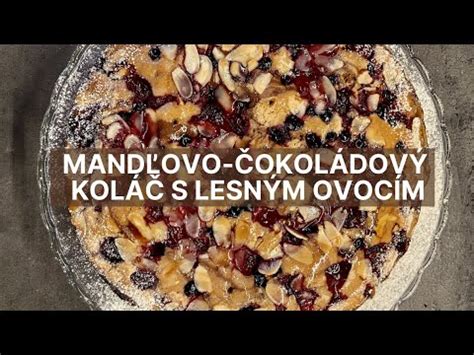 Šťavnatý mandľovo-čokoládový koláč s lesným ovocím