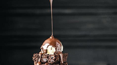 porcia teplého nutelového závinu s kopčekom zmrzliny