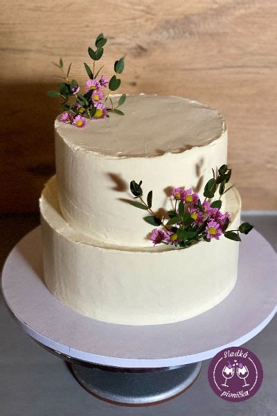 Elegantná svadobná torta zdobená kvetmi