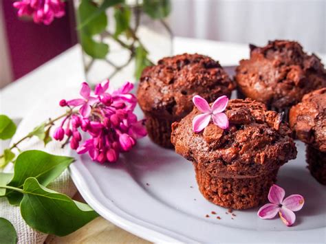 Obrázok: Čokoládové muffiny s kúskami čokolády na roztopenom povrchu