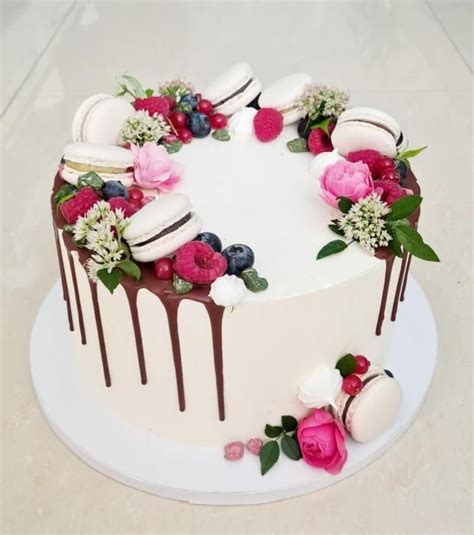 Ozdobená torta s kvetinovým klobúkom