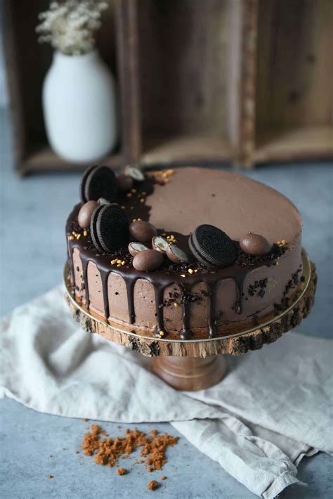 Zdobená čokoládová guľová torta