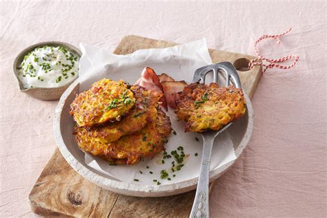 Nastrúhaná mrkva a ostatné ingrediencie na mrkvové placky