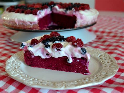 Hotová cviklová torta ozdobená