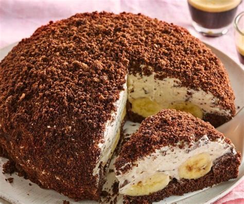 Krtkova torta prestavená na stavenisko s bagrom