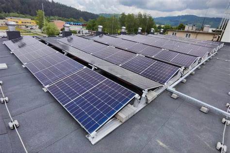 Foto: Fotovoltické panely a energetická infraštruktúra HYZA
