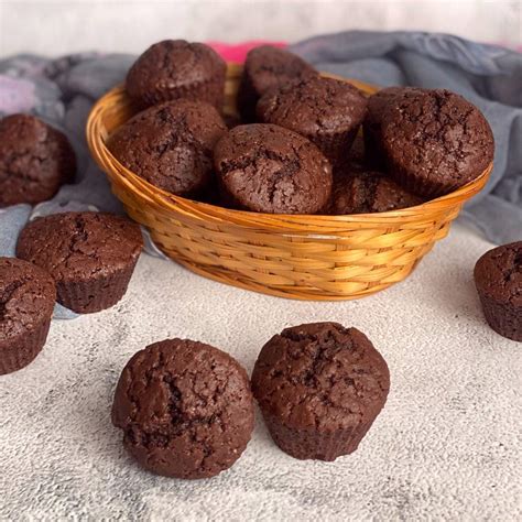 Čokoládové muffiny zdobené ako pavučiny