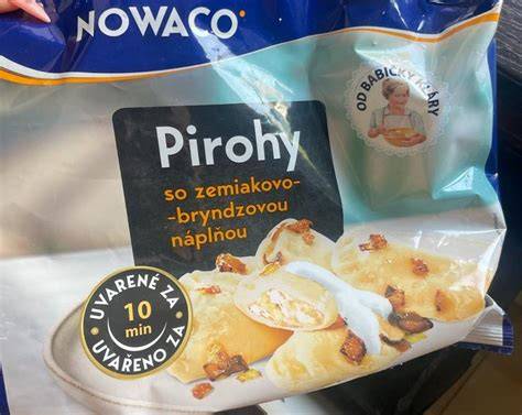 Obrázok bryndzového posúcha na plechu s vrstvenou bryndzovou náplňou a slaninkou