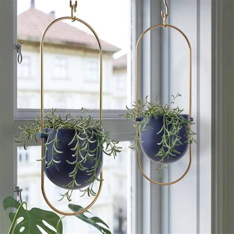Obrázok: Závesné kvetináče na balkóne - ukážka riešenia priestoru