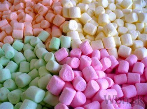Textúrovaný domáci marcipán z marshmallow cukríkov