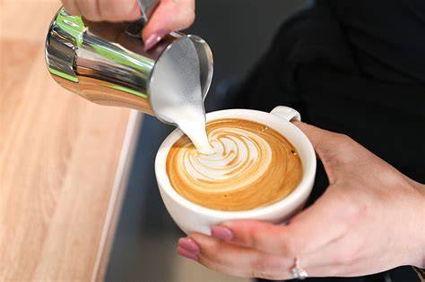 Latte art: správne šľahanie mlieka a nalievanie