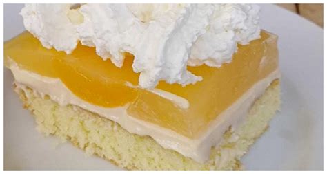 Hotový broskyňový koláč s mascarpone