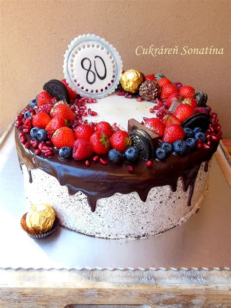 štvorcová torta s čokoládovou polevou a ovocím