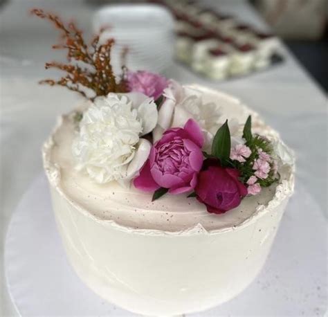 svadobná torta s cukrovými kvetmi