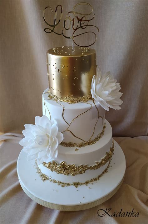 Torta s metalickým zlatým zdobením