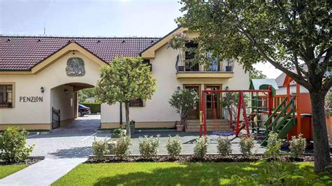 Grobský dvor - dvor s terasou a salónikmi