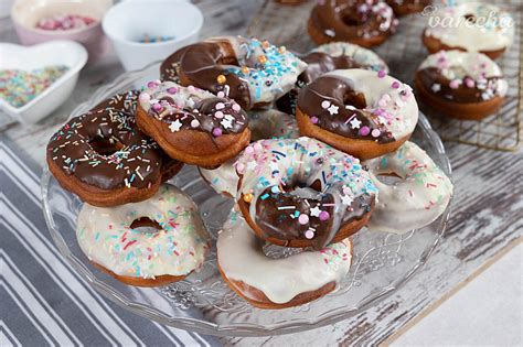 Hotové donuty zdobené polevou a posypom