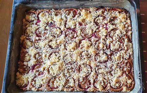 Tradičný kysnutý slivkový koláč s posýpkou