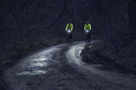 viditeľnosť a reflexné prvky na bicyklistovi v noci