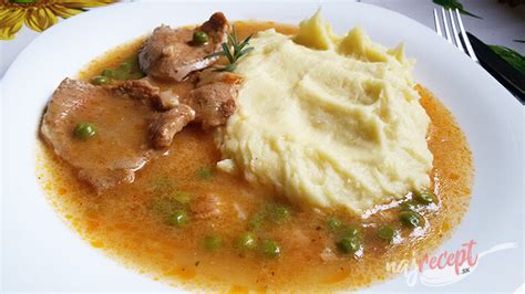 Tanier s bravčovým karé, zemiakovou kašou a zeleninovým šalátom