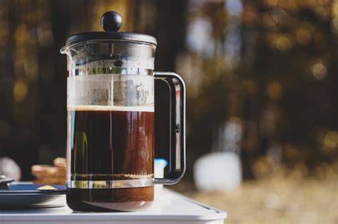 French press - klasický spôsob prípravy kávy s rustikálnym dizajnom