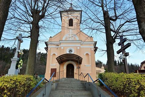 Orechová - chrám Najsvätejšej Trojice: jednoloďová neoklasicistická stavba z rokov 1901-1904; obnovy po vojne 1947 a 1987
