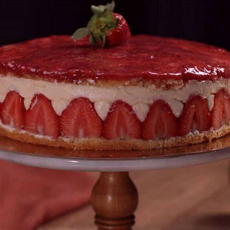 Jahodová šarlotka a fraisier - ilustrácia vrstvenia a dekorácie