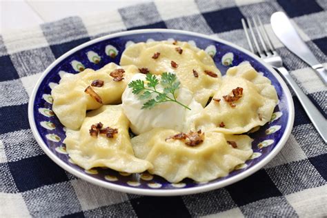 Hotové pirohy s tvarohovou náplňou