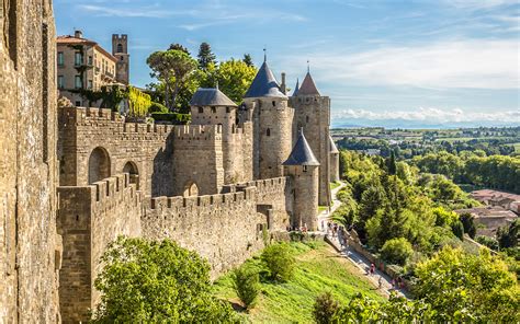 Infografika: Hrad Carcassonne a jeho obranné prvky