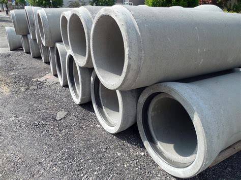 prefabrikované betónové rúry pripravené na dopravu