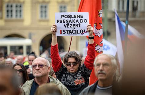 Transparenty na proteste proti spaľovni