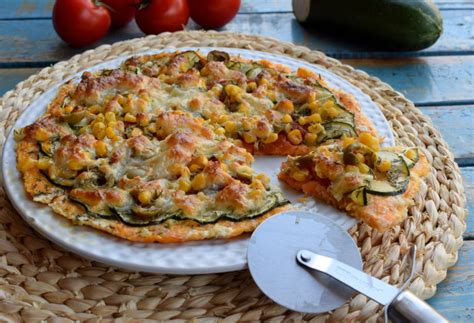 Farebná vegetariánska pizza na polentovom základe