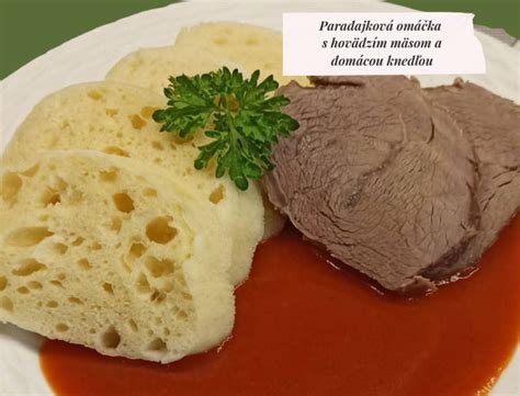 Tanier s vareným hovädzím mäsom a slivkovou omáčkou a knedľou