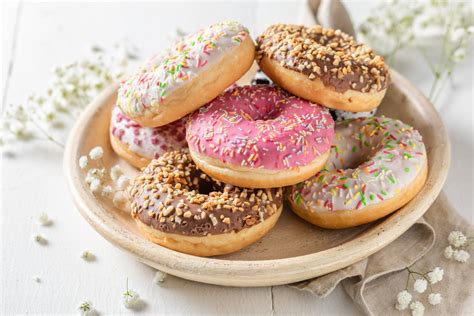 Hotové zdobené donuty