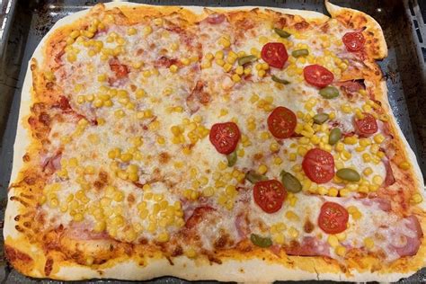 Pizzu pečieme na plechu posypanom kukuričnou múkou