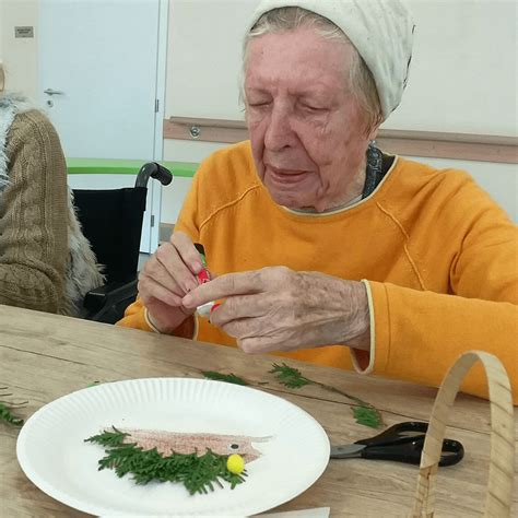 Letná záhrada pri zariadení pre seniorov s fontánou