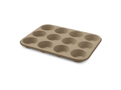 Proces vkladania obalu do formy na muffiny