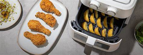 Obrázok: Záber z kuchyne s Delimano Air Fryer na stole a rôznymi hotovými jedlami