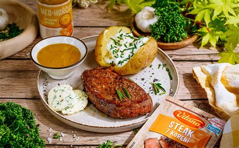 Ukážka receptu na steak s maslom a bylinkami počas odpočinku.