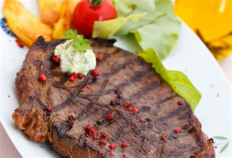 Obrázok: Rib-eye steak s bylinkovým maslom na grile