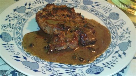 Hotový bravčový steak s omáčkou a prílohou