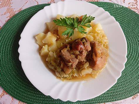Plovdivské mäso servírované s varnými zemiakmi a zeleninovým šalátom