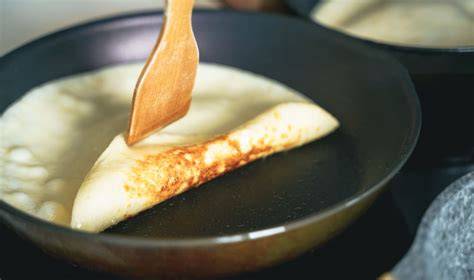 Ilustračná schéma: správne nalejanie a otáčanie palacinky na panvici