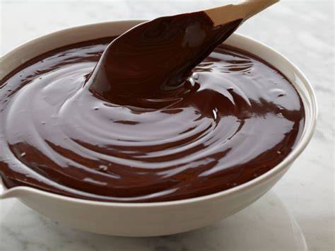 A: Detailná ganache s čokoládou a jogurtom vo vnútri koláča