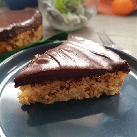 A: Moelleux a ganache na vrstvenom koláči pripravené na podanie