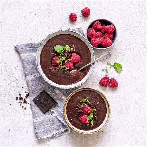 Schéma vrstiev: korpus - vanilkový puding - čokoládový puding - šľahačka a posýpka